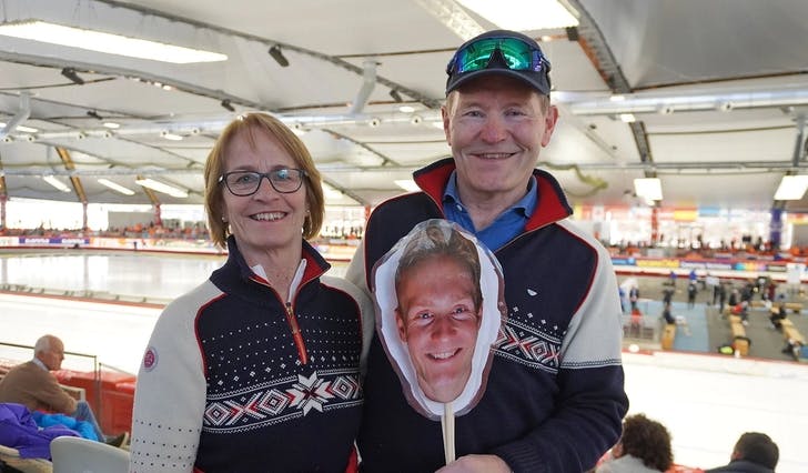 Foreldra Martha og Jarle Lunde Pedersen nøgde med 500 meter og spente før dagens 5000. (Foto: Kjetil Vasby Bruarøy) 