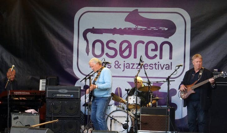 Truleg er det slutt på å sjå Osøren Blues- og Jazzfestival sin logo som bakteppe på scena ved Peppes (foto: Henrik Mjelva)