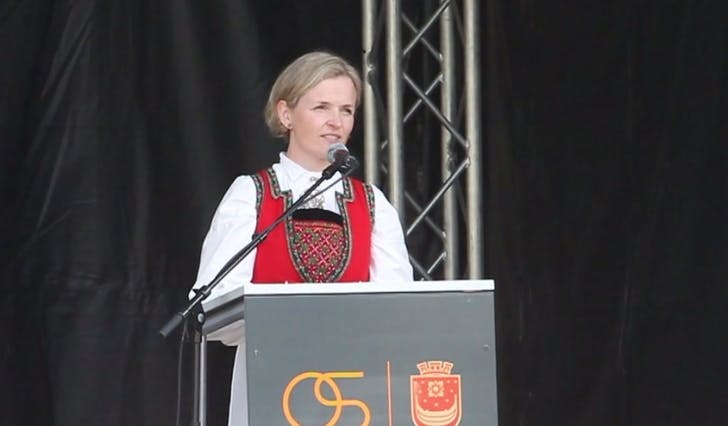 Mari Lyssand under talen på Kyrkjeflaten i dag. (Foto: KVB)