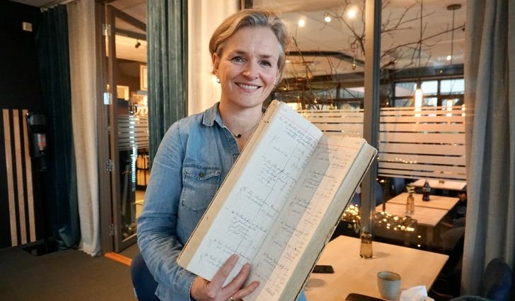 SKATTEKISTE: Mari Lyssand ønske å bevara den historiske boka for ettertida og osingane. (Foto: Eirin Eriksen Horvei)