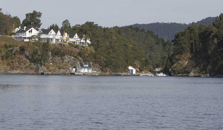 Om lag her, mellom Lepsøy og Innerøya, blei ein liten båt fylt med vatn av ein større båt som kjørte forbi. (Foto: KVB)