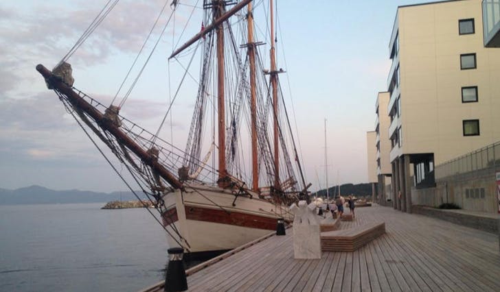 Svenske Vega Gamleby ligg i Os onsdag kveld. I morgon skal skuta til Bergen for å delta i Tall Ship Races. (Foto: Christina Forstrønen Bruarøy)