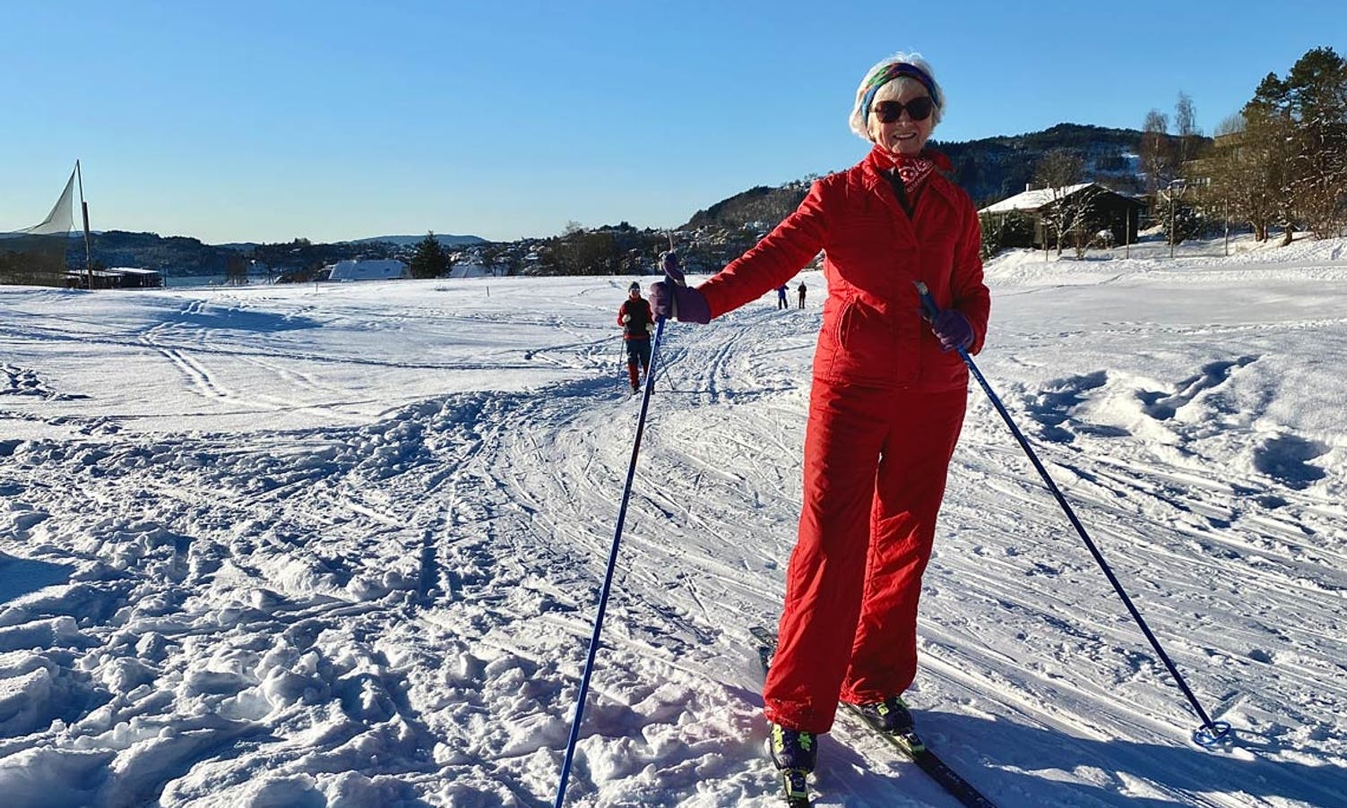 Mette Samdal koste seg på ski under blå himmel og steikande sol. (Foto: ØH)