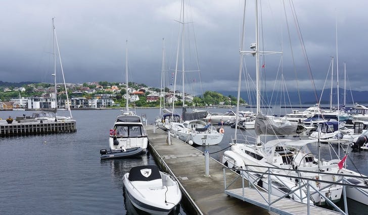 Delar av Os gjestehamn 25. juli, med bubilparkeringa i bakgrunnen. (Foto: Kjetil Vasby Bruarøy)