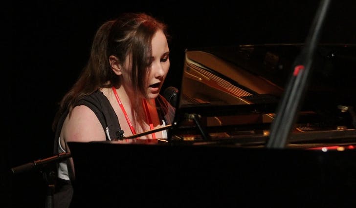 Mia Kvernes Kleppe spelte piano og song A thousand years av Christina Perri. (Foto: KVB)