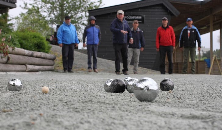 Os veteranenes bade- og petanqueklubb sto for den offisielle første-matchen på den nye petanquebanen på Bjørnefjorden Golfklubb (foto: Andris Hamre)