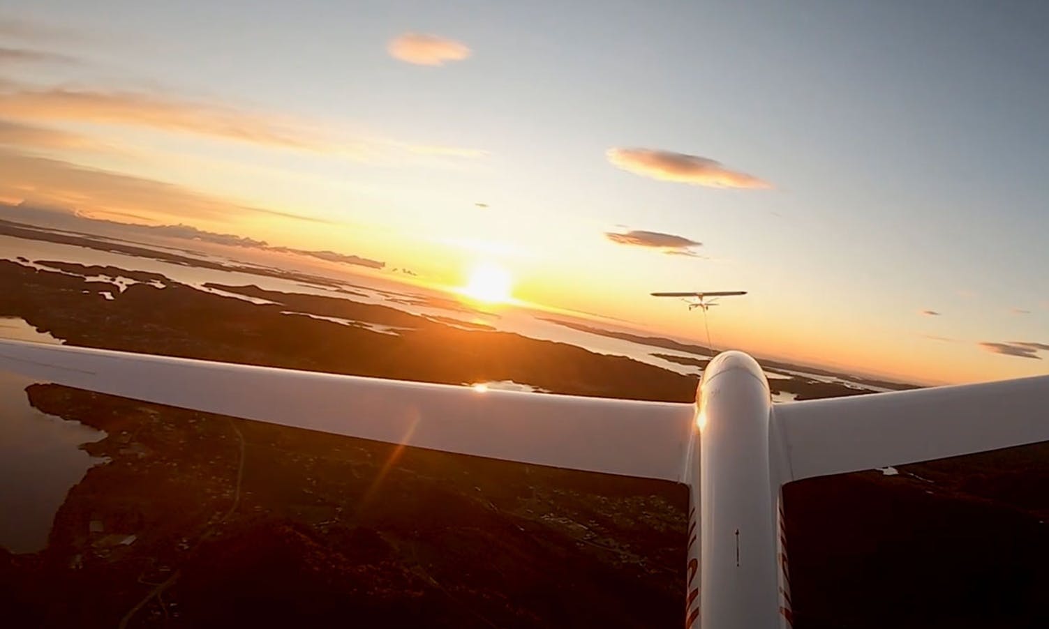 Slep i solnedgang. Søre Neset og Søre Øyane over venstre ving. (Foto: Thomas Aas)