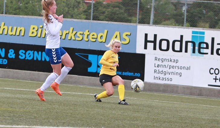 Kristine, her i kamp mot Gneist i 2019, blir spelande assistenttrenar for Os/Nore Neset i 2021. (Foto: Kjetil Vasby Bruarøy)
