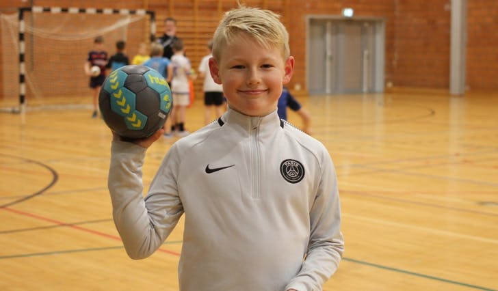Mathias Aadland (9) har spelt håndball i tre år. No er han tatt ut til å vera med Minihåndballgutane (foto: Andris Hamre)
