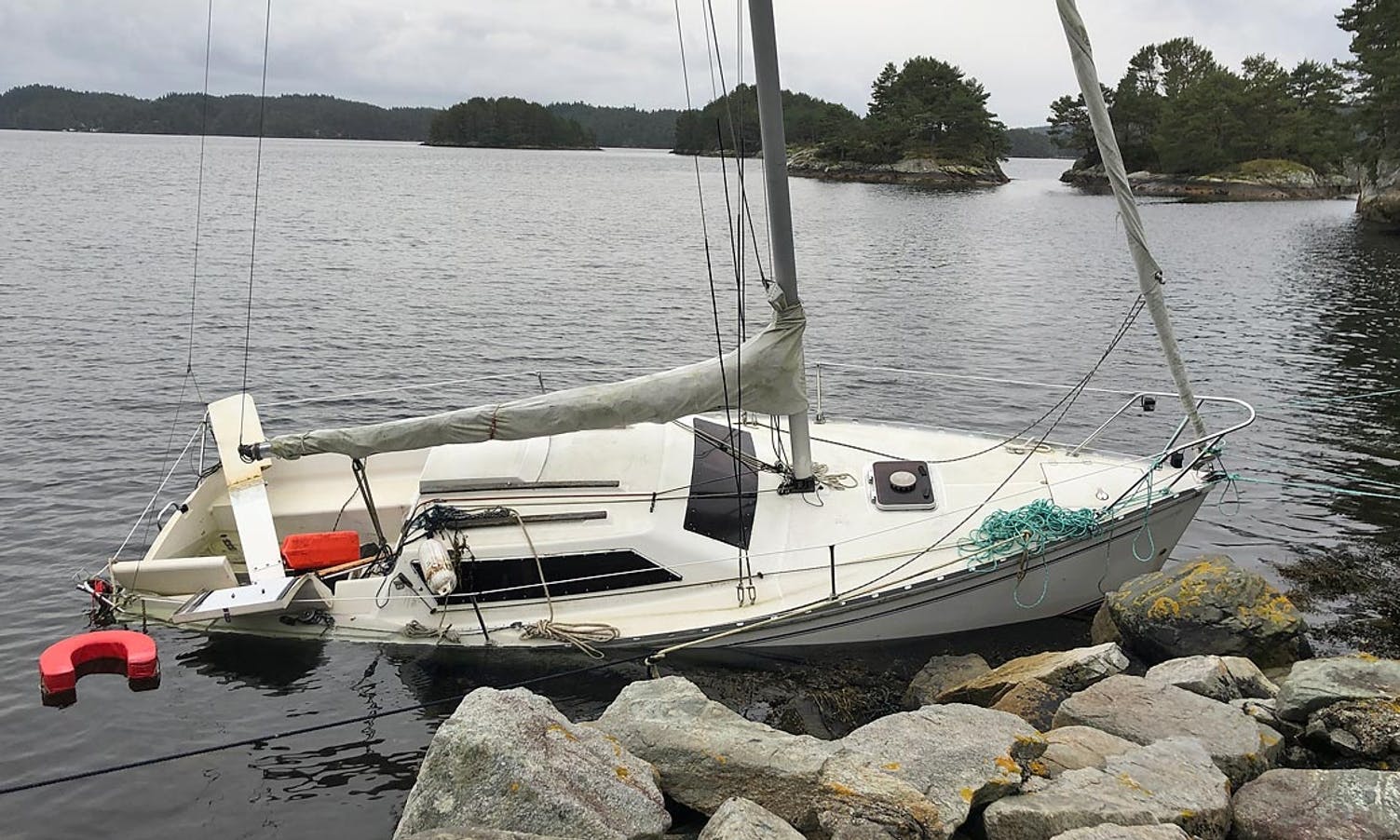 Båten låg på halv åtte også i september i fjor. (Foto: Kjetil Vasby Bruarøy)