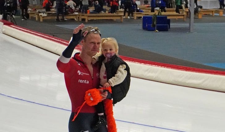Håvard, med dottera Emilie på armen, på æresrunde for å takka ståande publikum. (Foto: Kjetil Vasby Bruarøy)