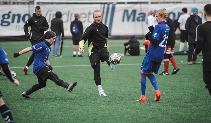 Åsane-spelar Knut Spangelo Haga stiller i amatørklassen med FC Bacon, to brør og ein fetter stiller i eliteklassen i årets gatecup. (Bilde frå 2021, foto: Ørjan Håland)