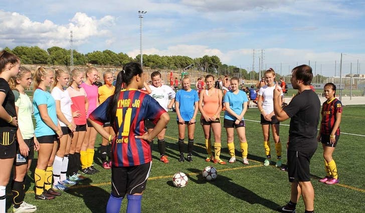 Til to av treningsøktene hadde Os-jentene leigd inn ein UEFA Pro-sertifisert instruktør. (Foto: KVB)