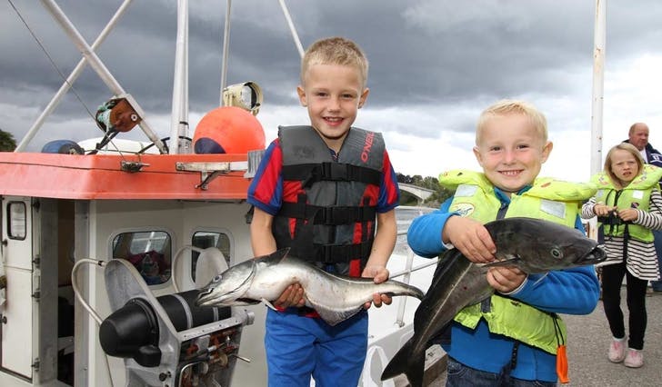 Fetrane Henrik og Kristian Bakke fekk mest fisk i fjorårets fiskekonkurranse. (Foto: KVB)