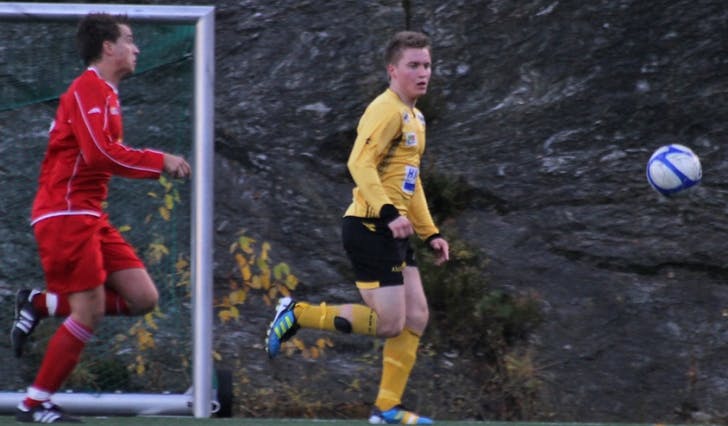Egil Thuen (t.h.), her i kamp for Os 2 mot Søre Neset i 2012, leikar seg i 6. divisjon. (Arkivfoto: KVB)