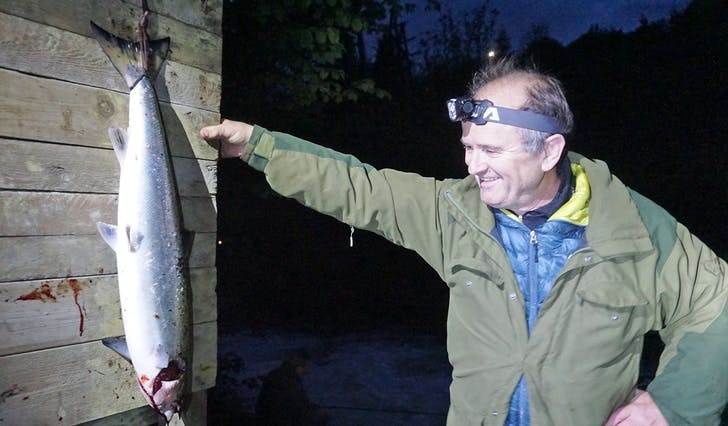 Bård Lyssand med fangsten, ein laks på 3,32 kilo tatt på «dobbel doggis» i Kvernhushølen i 00.20-tida. (Foto: Kjetil Vasby Bruarøy)