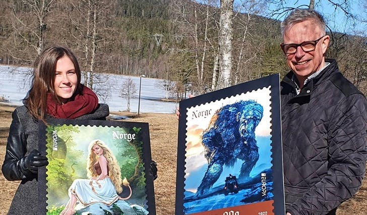 Kunstnar Wictoria Nordgaard og frimerkedirektør Halvor Fasting i Posten med dei to nye frimerka som blir tatt i bruk frå fredag 22. april. (Foto: Posten)