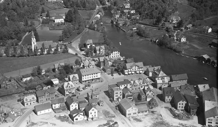 Osøyro i 1955. Lensmannsbustaden (Osheim) oppe til høgre. (Foto: Widerøe/lokalhistorisk arkiv, Bjørnafjorden kommune)