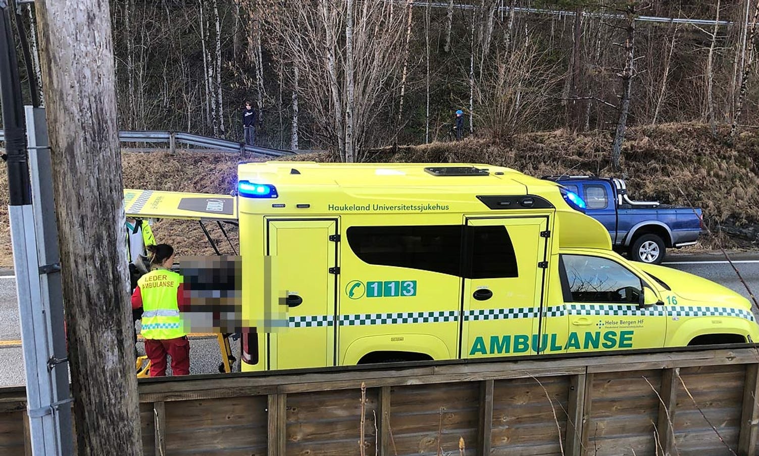 Ei ung kvinne blei frakta vekk i ambulanse etter ulykka. (Foto: KVB)