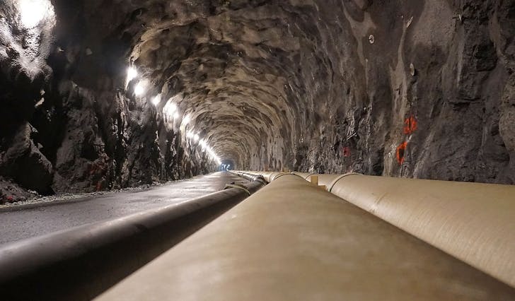 950 meter med tunell ned til Kuhnlevika - det svarte røyret tek dei ureinsa vassmengdene inn - etter reinsing er det ut i fjorden på 70 meters djupne andre vegen. (Foto: Kjetil Osablod Grønvigh)&nbsp;