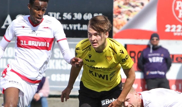 Kaspar Klett Døsen, her i kamp for A-laget i fjor, skåra to mål for G19 på torsdag og tre for Os 2 i går. (Foto: Kjetil Vasby Bruarøy)