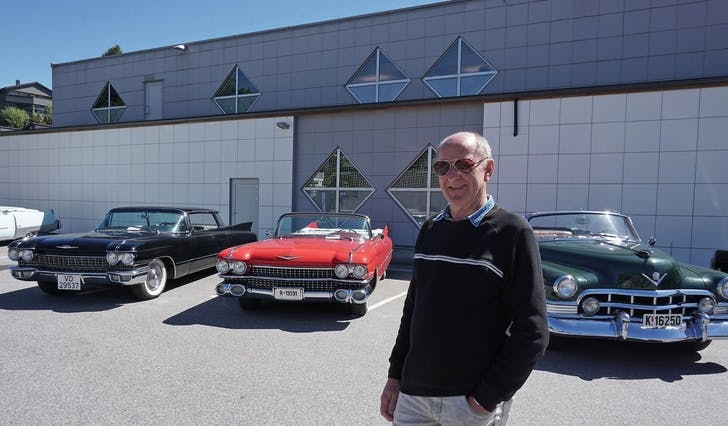 Frithjof Tøsdal sin eldste Cadillac er frå 1950, den nyaste er frå 1970. I bakgrunnen er tre av dei. (Foto: Kjetil Vasby Bruarøy)