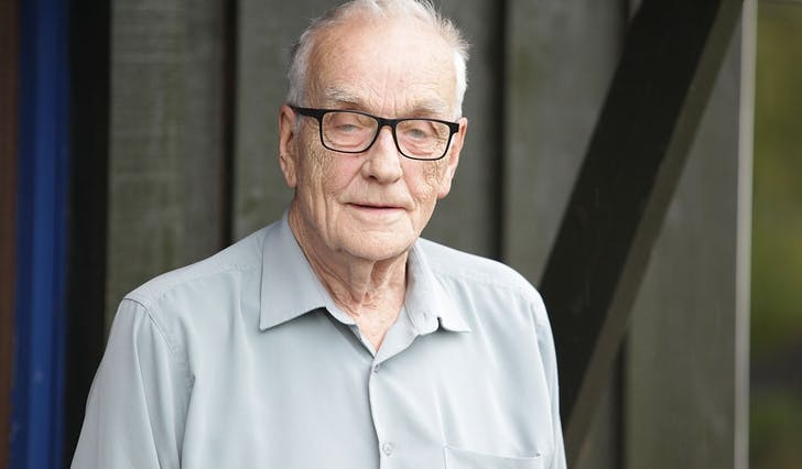 Arnfinn Haga (82) er aktuell med boka «Jaget av Gestapo». (Foto: Kjetil Vasby Bruarøy)
