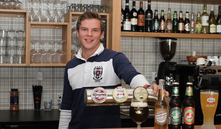 Simon Aasen er ny avdelingsleiar på Bar(t) ved Peppes. (Foto: Kjetil Vasby Bruarøy)