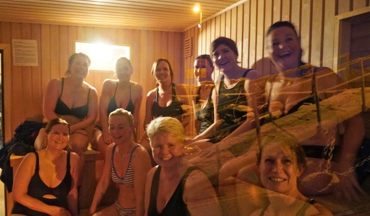 10 av dei 14 venninnene i badegjengen Sjøstjernene gler seg over at dei no får ei sosial stund i lag med dukkerten i isvatnet. (Foto: Kjetil Vasby Bruarøy)