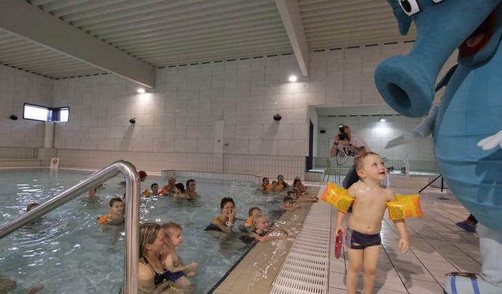 Tre barnehagar har søkt om midler til svømmeopplæring for 109 barn. Bilde frå då Plaske fekk si eiga låt i Osbadet (foto: Kjetil Vasby Bruarøy)