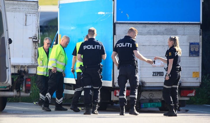 Politiet fekk hjelp av vegvesenet til å undersøka den tungt lasta bilen. (Foto: Kjetil Vasby Bruarøy)