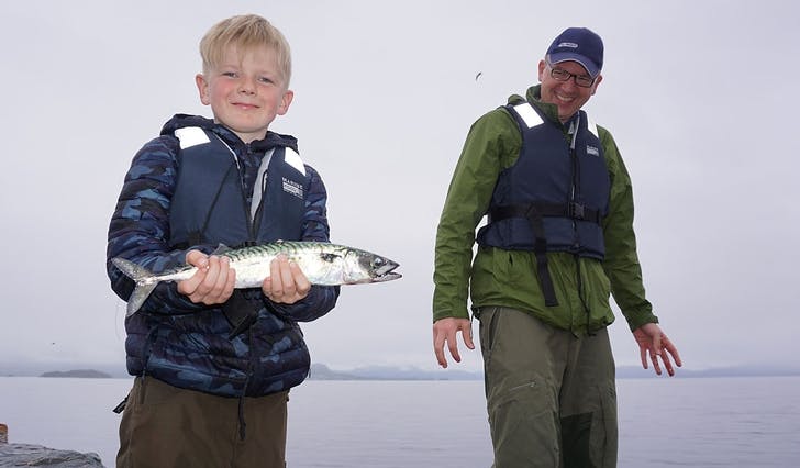 Niklas Helgesen (8), her saman med pappa Thomas, fekk ein fin makrell då han stilte på «Fiskesommer» torsdag ettermiddag. (Foto: Kjetil Vasby Bruarøy)