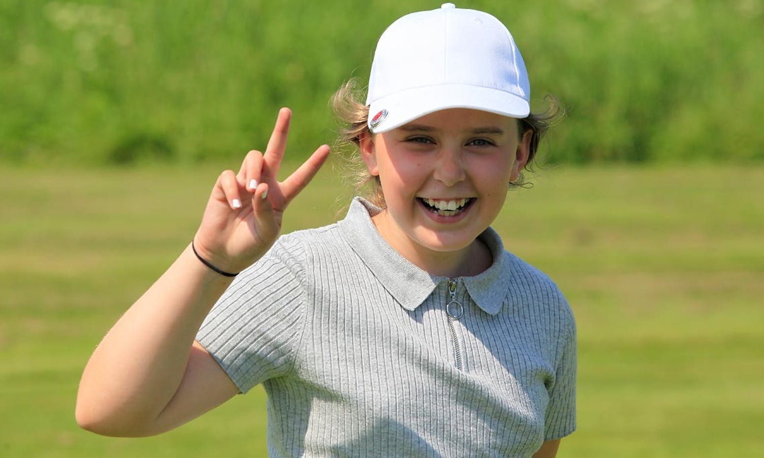 Pernille T. Våge har spelt golf ei stund, men seier ho har lært ganske mykje på golfskulen. (Foto: Kjetil Vasby Bruarøy)