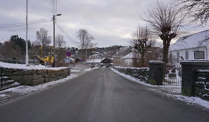 Kommunen ønskjer å stenga den frå før trafikkfarlege porten frå kyrkjegarden til Giskavollen før arbeidet med parkeringshuset startar. (Foto: Kjetil Vasby Bruarøy)