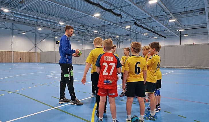 Handballstjerne - og mentor Harald Reinkind vitja Os i romjula. (Foto: Kjetil Osablod Grønvigh)