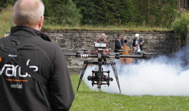 Klipp til video til Os-songen blei fredag spelt inn med røykmaskin og drone i Lyse kloster-ruinane. (Foto: Kjetil Vasby Bruarøy)